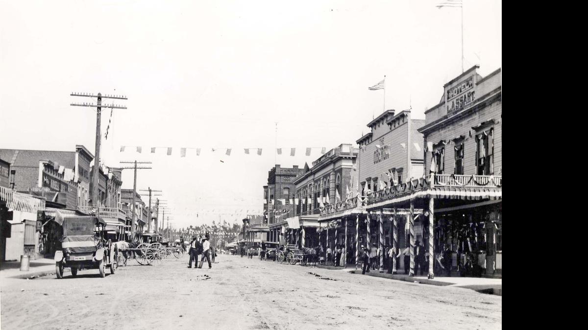 
This 1915 images shows I Street, looking west, in downtown Los Banos. It had about 1,500 residents.
