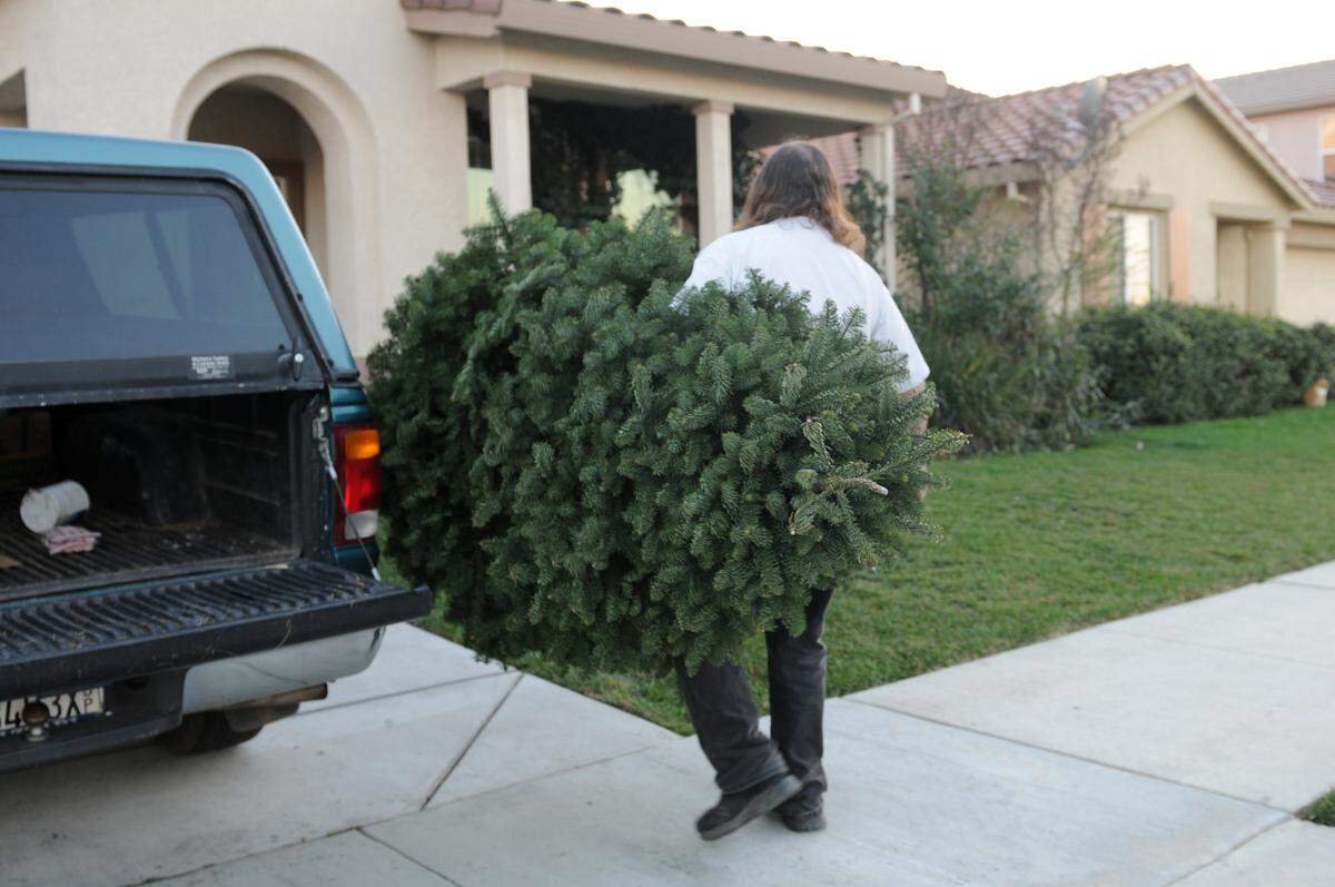 BEA AHBECK CASSON/bahbeck@mercedsunstar.comDavid (last name withheld), a volunteer at the Cavalry Temple, arrives to surprise Diana Henley-Amey and her chidren with a Christmas tree after he picked one up at Santa's Forest christmas tree lot in Merced Wednesday. (12-19-12) 