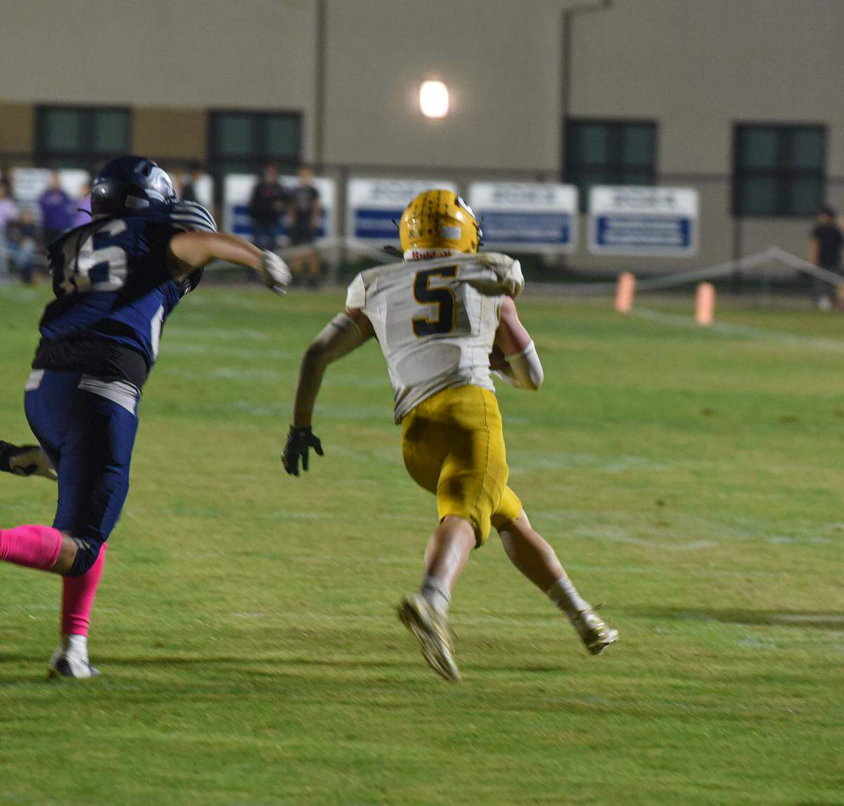 Mariposa running back Rusty Bull breaks free for a huge gain on Oct. 17, 2025.