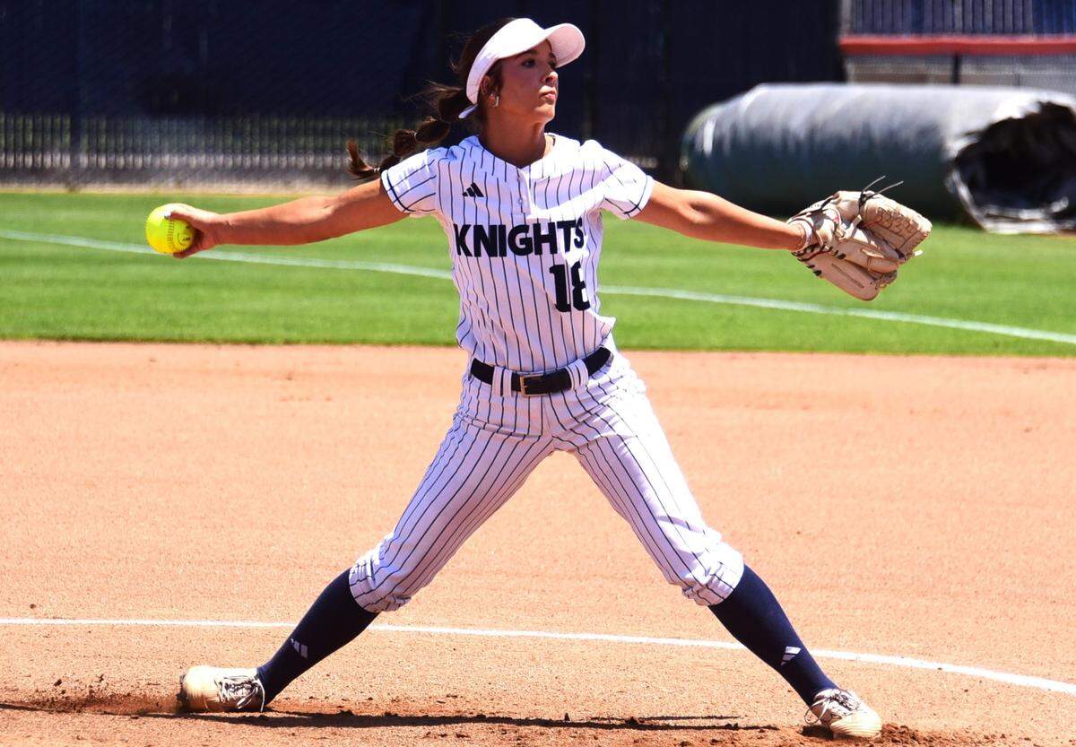 La lanzadora de Stone Ridge Christian High, Cali Cole, realiza un lanzamiento contra Le Grand en el partido por el campeonato de la División VI de la Sección Sac-Joaquín, en el Consumnes River College, en Sacramento, California, el sábado 18 de mayo de 2024.