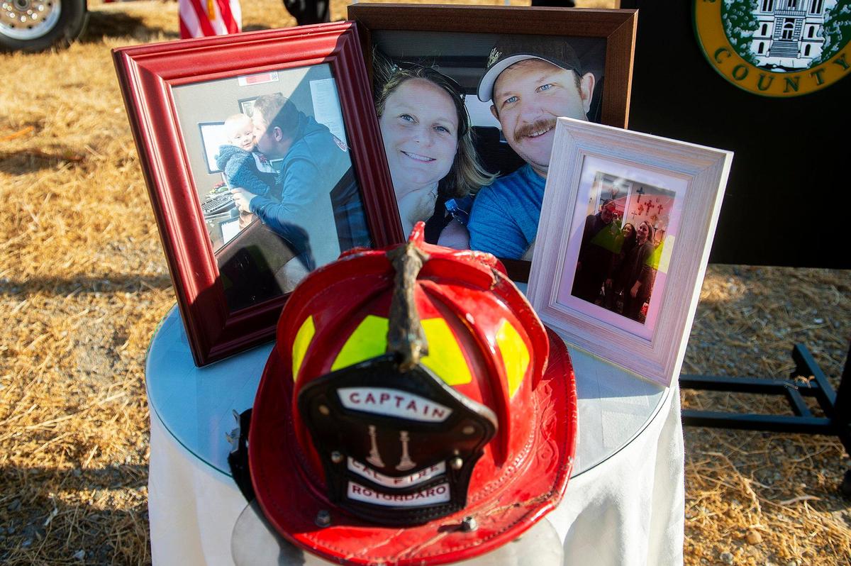 Fotos y un casco de bomberos perteneciente al capitán de Cal Fire Paul Rotondaro se muestran durante una ceremonia de dedicación de una sección de la Highway 140 cerca de Gustine, la Paul Vincent Rotondaro Memorial Highway en el condado de Merced, California, el lunes 18 de septiembre de 2023. Rotondaro murió en un choque de tráfico frontal mientras estaba de servicio con Cal Fire en el condado de Merced el 2 de octubre de 2019.