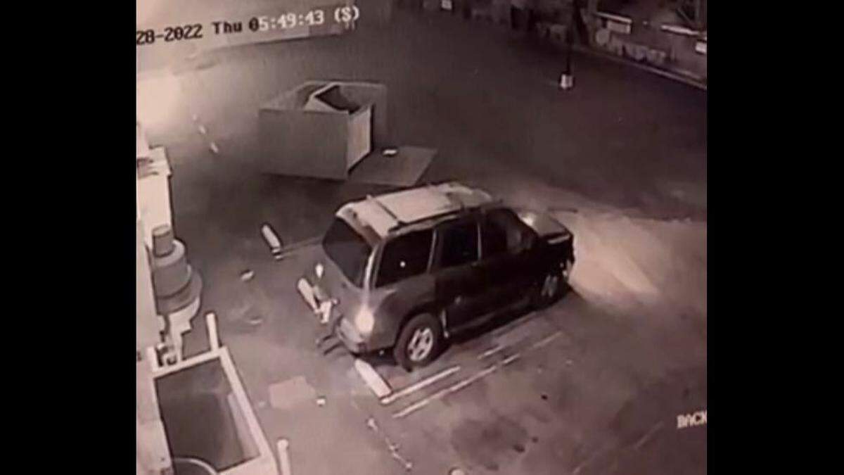 Merced police officers are hoping the public can help identify two burglary suspects who broke into Mountain Mike’s Pizza in Merced on Thursday morning and stole a vending machine with about $400 in coins. Police are also asking if the public can identify their vehicle.