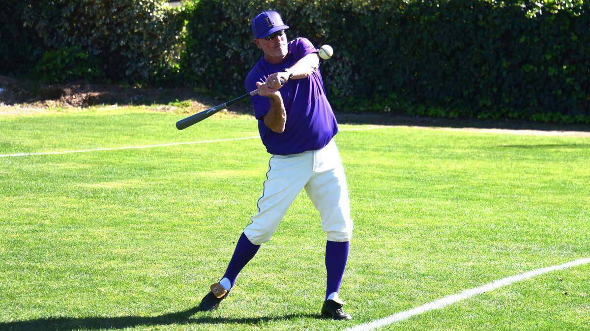El entrenador de beisbol de Livingston High School, Matt Winton, batea flyballs durante los calentamientos previos a un partido de los Wolves, el martes 2 de abril de 2024, en el Memorial Ballpark de Atwater. Winton ha entrenado a su alma mater durante 31 temporadas.