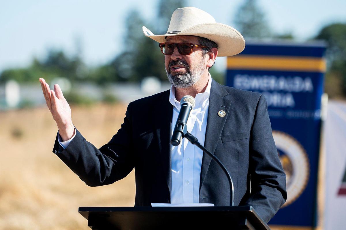 El supervisor del distrito 3 del condado de Merced, Daron McDaniel, habla en el sitio propuesto para parque  a lo largo de Ranchero Lane en la comunidad de Franklin-Beachwood del Condado de Merced, California, el martes 3 de octubre de 2023. Durante una ceremonia en el sitio de aproximadamente 18 acres, la asambleísta estatal de California Esmeralda Soria presentó al condado $3.5 millones en fondos estatales para la construcción del parque.