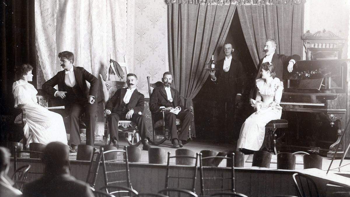 A performance at Leeker’s Opera House in the late 19th century. Notice the footlights on the stage. 