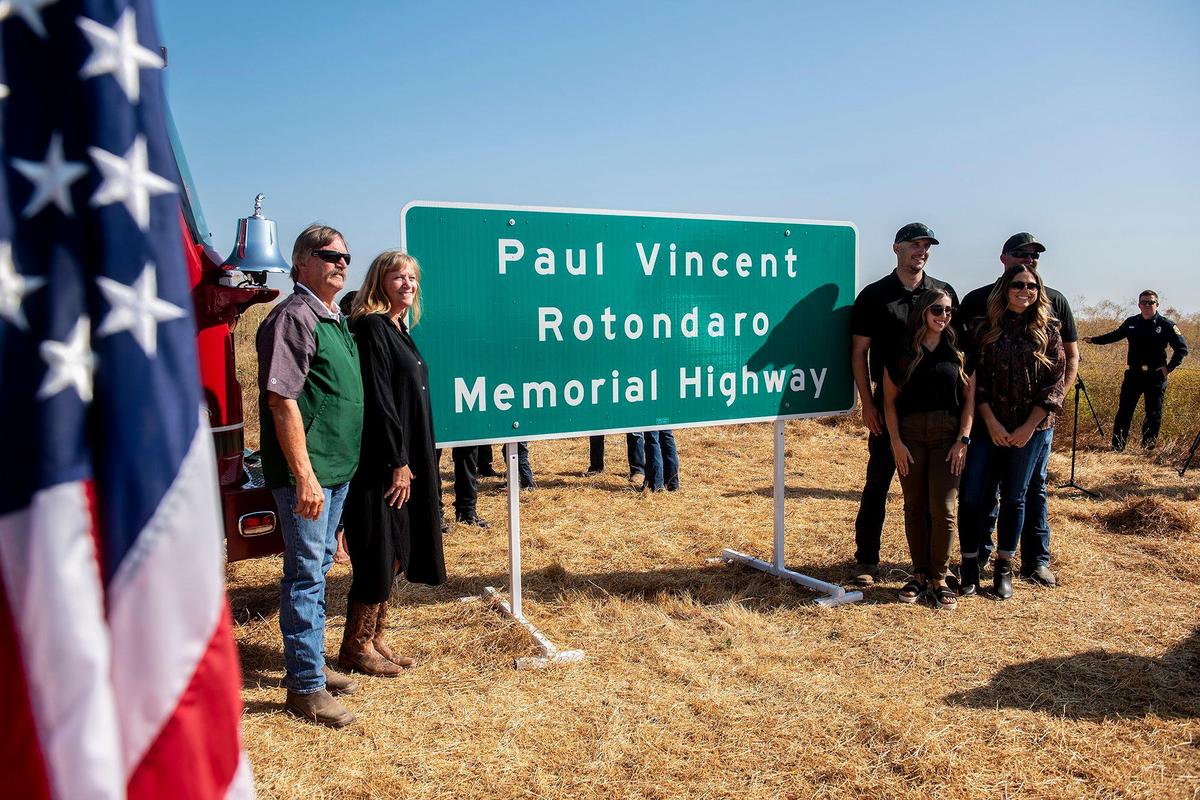 Celebran una ceremonia para nombrar una sección de la Highway 140 cerca de Gustine como Paul Vincent Rotondaro Memorial Highway, en el condado de Merced, California, el lunes 18 de septiembre de 2023. El capitán de Cal Fire Paul Rotondaro murió en una colisión de tráfico mientras estaba de servicio en el condado de Merced, el 2 de octubre de 2019.