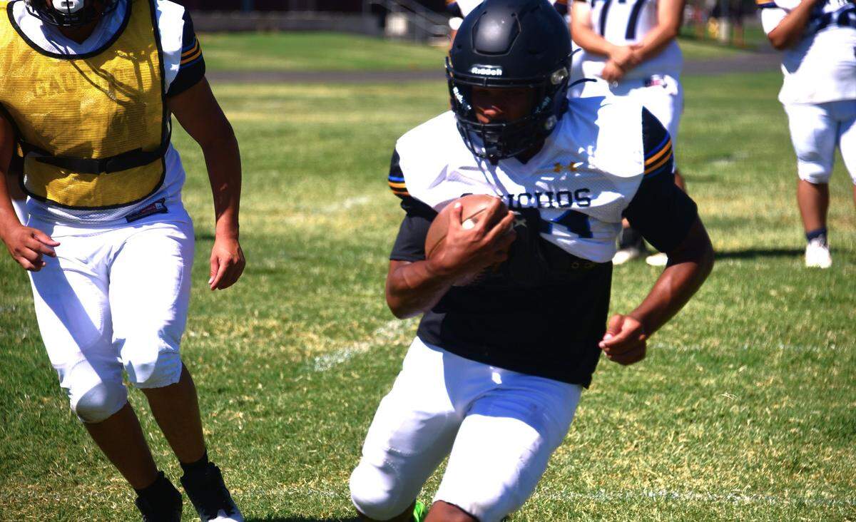 El Capitan High running back Lorenzo Peters runs the ball during practice on Tuesday, Aug. 20, 2024.