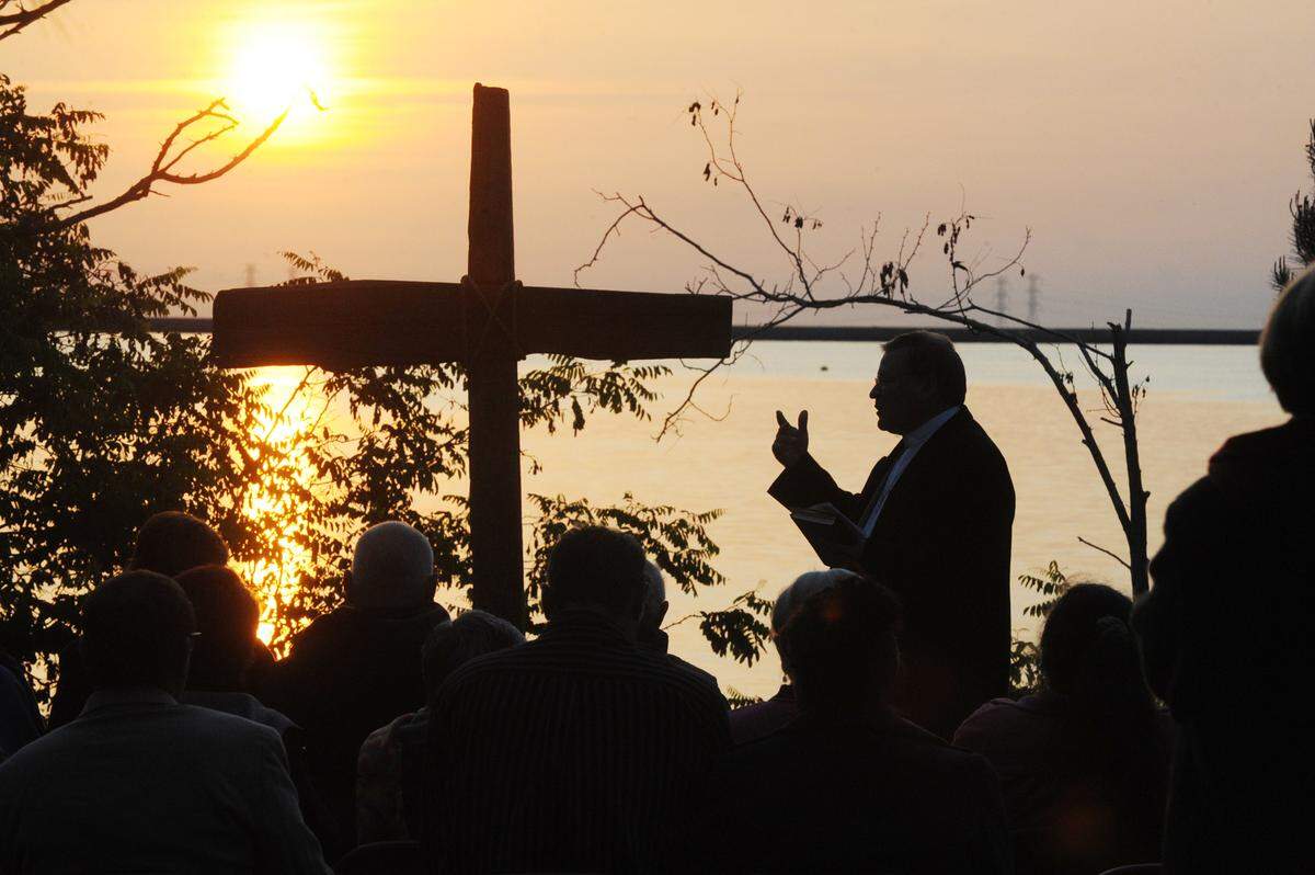 The Reverend Dean Nelson of St. John’s Lutheran Church leads the Easter morning resurrection sunrise service at San Luis Reservoir outside of Los Banos. April 20, 2014.