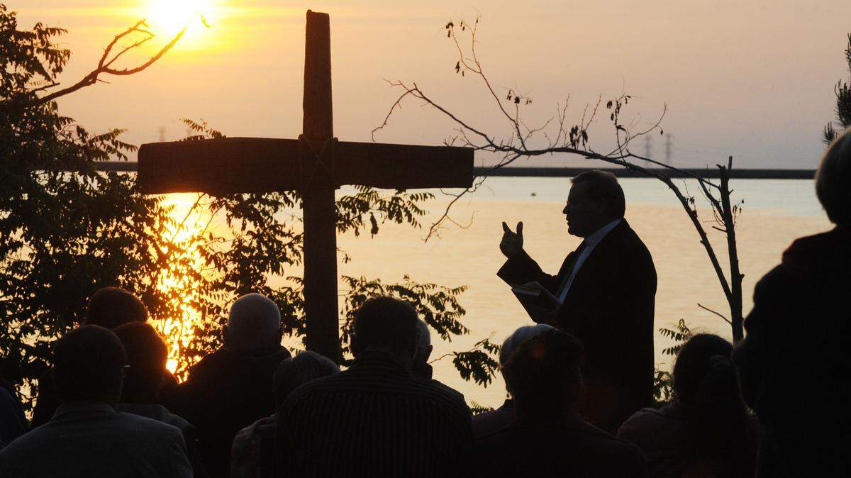 The Reverend Dean Nelson of St. John’s Lutheran Church leads the Easter morning resurrection sunrise service at San Luis Reservoir outside of Los Banos. April 20, 2014.
