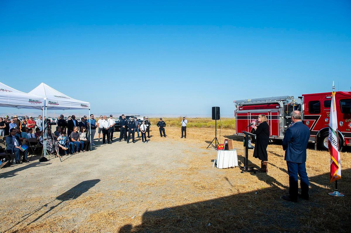 Celebran una ceremonia para dedicar una sección de la Highway 140 cerca de Gustine, la Paul Vincent Rotondaro Memorial Highway en el condado de Merced, California, el lunes 18 de septiembre de 2023. El capitán de Cal Fire Paul Rotondaro murió en un choque de tráfico frontal mientras estaba de servicio con Cal Fire en el condado de Merced el 2 de octubre de 2019.