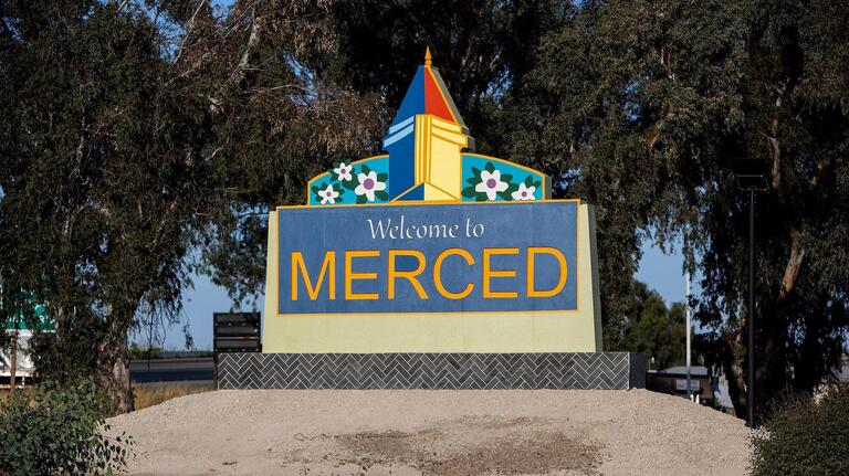 What are the new structures greeting motorists along Highway 99 in Merced?