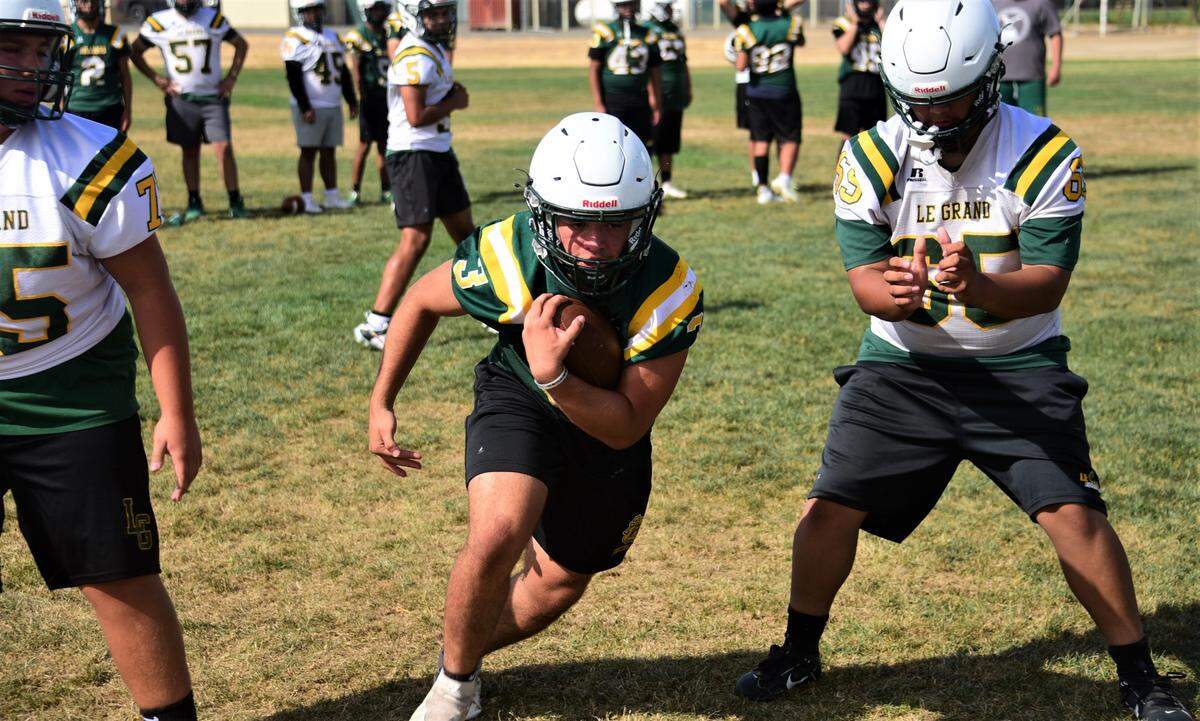 Le Grand High School senior running back Alexis Granados carries the ball during practice on Thursday, Aug. 10, 2023.
