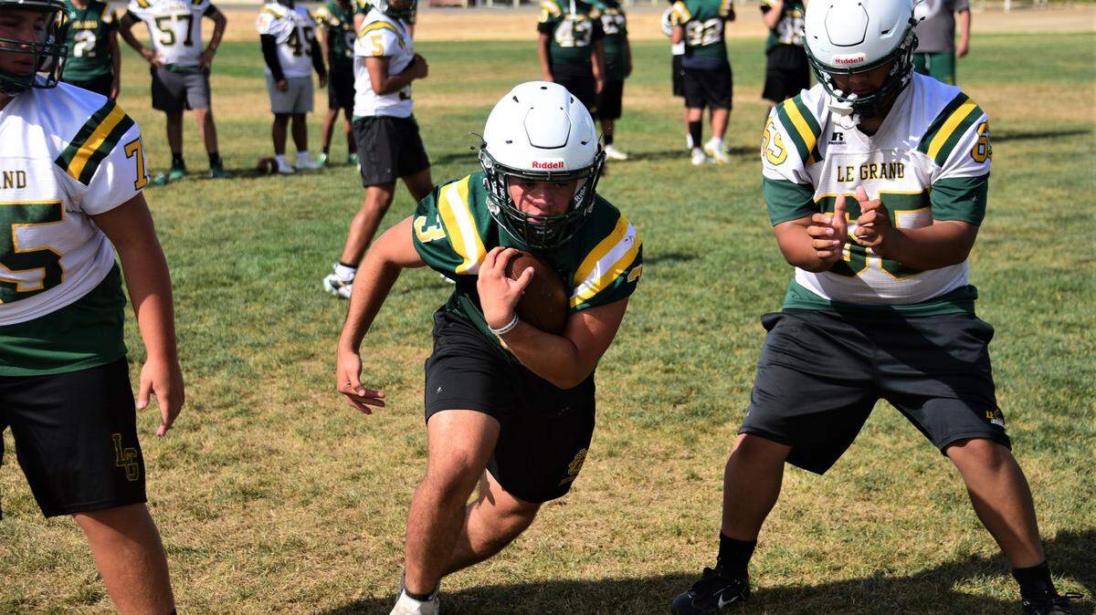 Le Grand High School senior running back Alexis Granados carries the ball during practice on Thursday, Aug. 10, 2023.