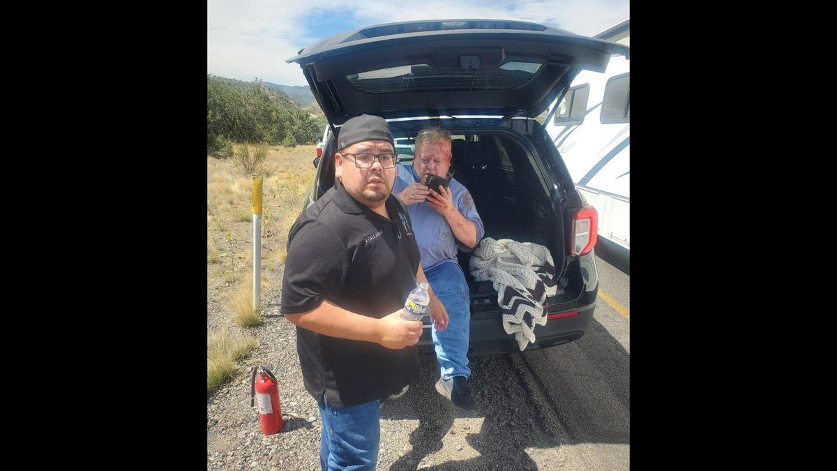 El agente de reserva del Departamento de Policía de Gustine José Gallardo, izquierda, junto con sus compañeros agentes de reserva Luciano Zelvaggio y Emanuel González, se detuvieron y sacaron a un automovilista de un vehículo accidentado en la Interstate 40, en Arizona, mientras conducían vehículos del departamento de policía recién adquiridos de regreso a California, el lunes 11 de septiembre de 2023, según el Departamento de Policía de Gustine. Imagen cortesía del Departamento de Policía de Gustine.