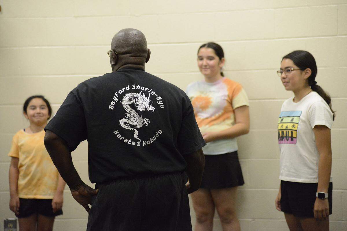 Instructor Sid Rayford talking with students (from left to right) Natalie Gonzalez, Zoe O’Donnell, and Kimberly Gonzalez on Monday June 24, 2024.
