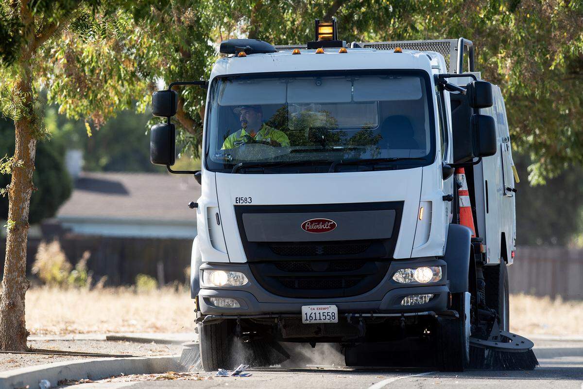 José López, 34, barre un tramo de Parson Avenue en Merced, Calif., el jueves 11 de septiembre de 2025. Al haber desarrollado desde niño una fascinación por los camiones y la maquinaria, Lopez dijo que está viviendo su sueño conduciendo y operando los diversos camiones y equipos de la ciudad. 