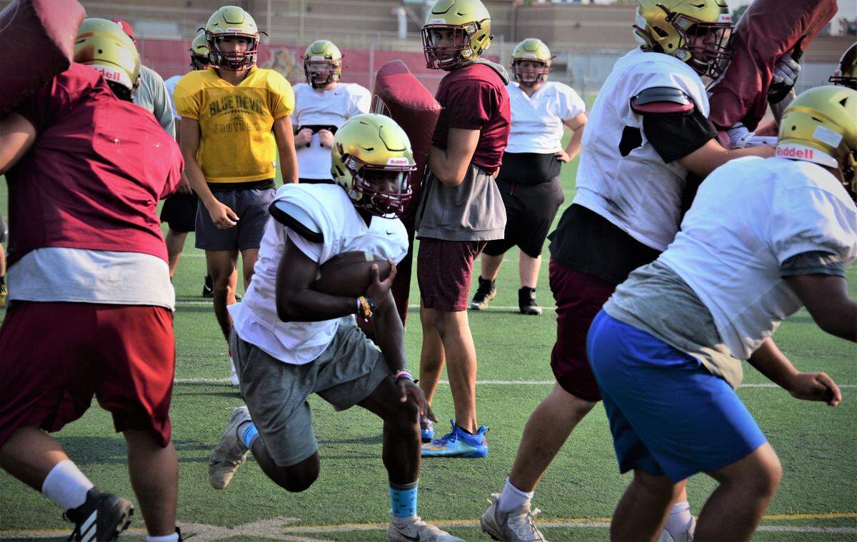 Golden Valley senior running back Jabari Phillips runs the ball during practice on Tuesday, Aug. 18, 2021.
