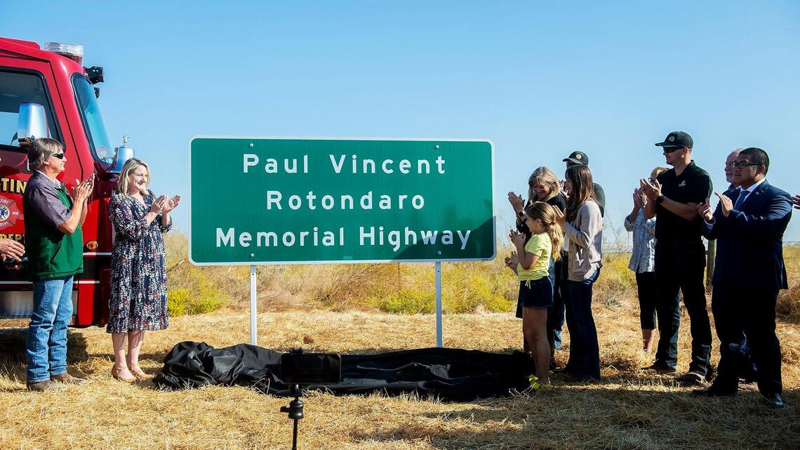 Monumento en carretera del Condado de Merced rinde homenaje a bombero de Cal Fire