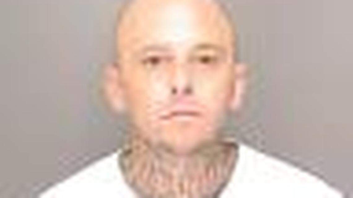 Merced County deputies chase wanted felon through neighborhood