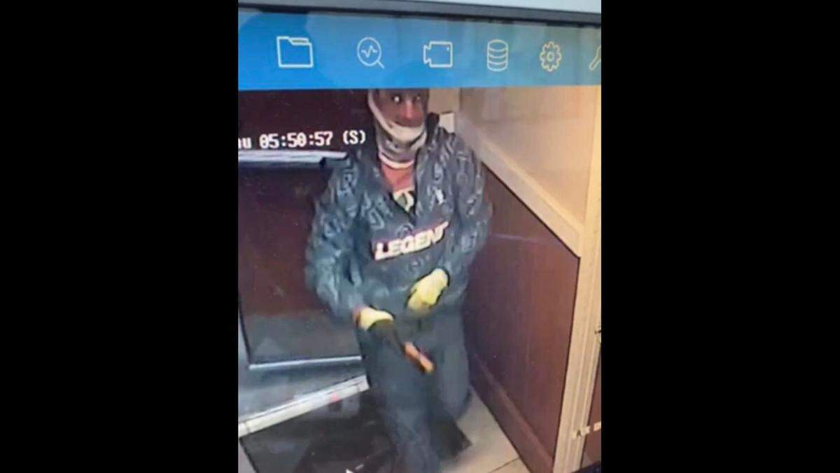 Merced police officers are hoping the public can help identify two burglary suspects who broke into Mountain Mike’s Pizza in Merced on Thursday morning and stole a vending machine with about $400 in coins.