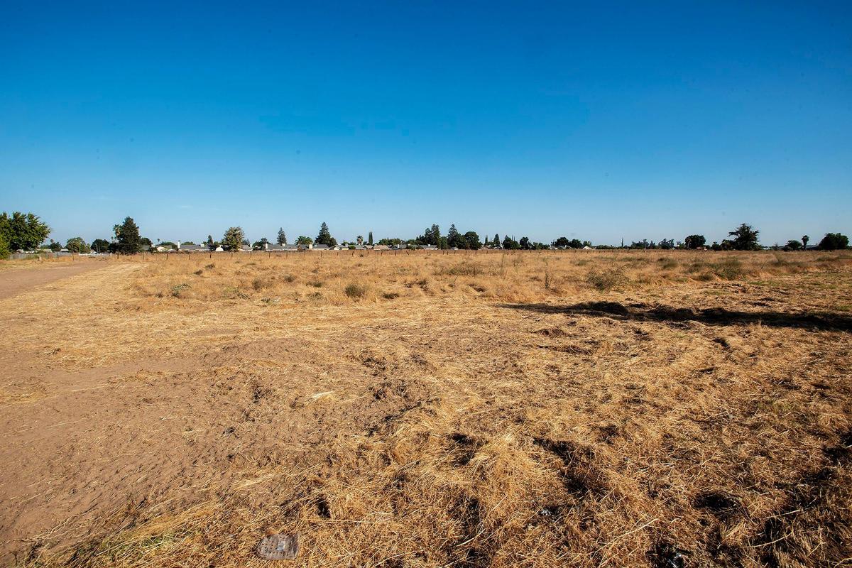 Un lote de aproximadamente 18 acres a lo largo de Ranchero Lane cerca de Joe Stefani Elementary School en la comunidad de Franklin-Beachwood del condado de Merced, California, el martes 3 de octubre de 2023. El sitio es la ubicación de un parque comunitario propuesto que se espera que cuente con un sendero para caminar, cancha de basquetbol, campo de fútbol, área de picnic y centro comunitario.