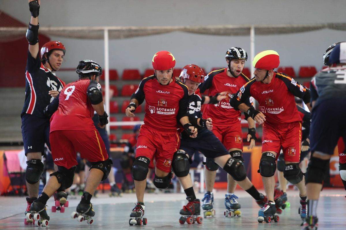Merced’s Tyler Van Winkle (center) attempts to block Spain’s active scorer during a game against Spain at the World Roller Games in Barcelona.