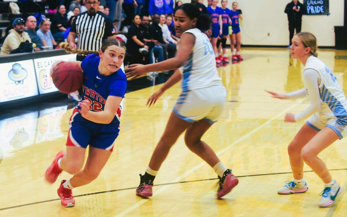 Atwater High School sophomore Madi Hiler (22) drives to the basket during a game against El Capitan on Tuesday, Jan. 16, 2024.