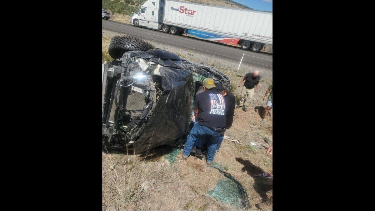 Los agentes de reserva del Departamento de Policía de Gustine Luciano Zelvaggio, a la izquierda, y José Gallardo, a la derecha, sacan a un motorista atrapado a través del parabrisas de un vehículo accidentado en la Interstate 40, cerca de Kingman, Arizona, el lunes 11 de septiembre de 2023. Según el Departamento de Policía de Gustine, tres agentes de reserva se detuvieron para sacar al hombre atrapado mientras conducían vehículos del departamento de policía recién adquiridos para California. Imagen cortesía del Departamento de Policía de Gustine.