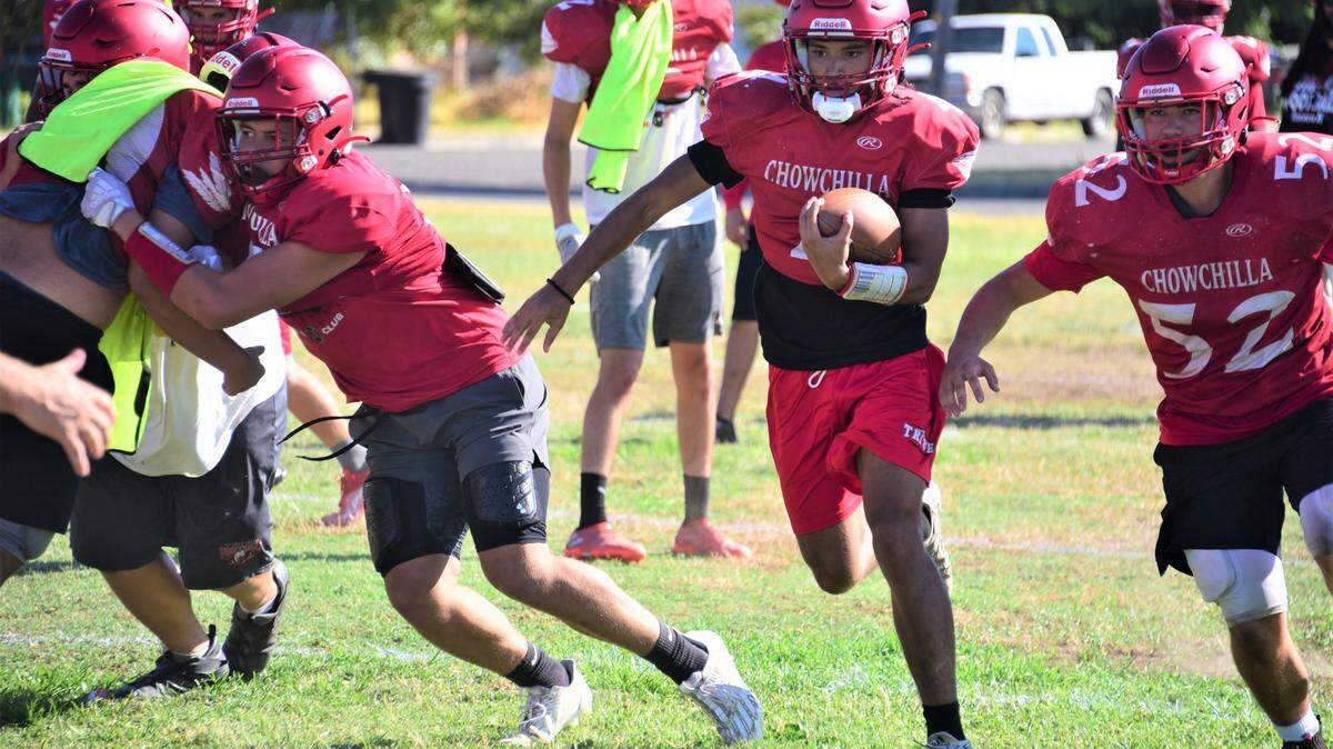 Chowchilla High School senior Andre Pulliam carries the ball during practice on Tuesday, Aug. 8, 2023 in Chowchilla, Calif.