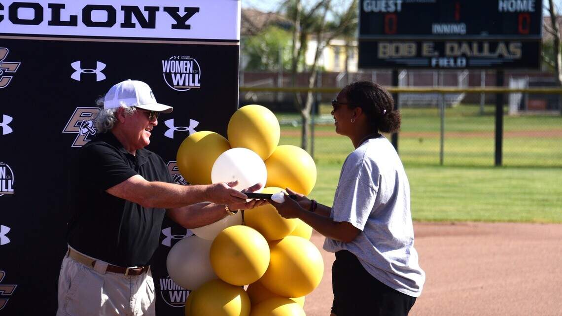 Buhach Colony High bautiza campo de softball en honor de quien ayudó a construirlo