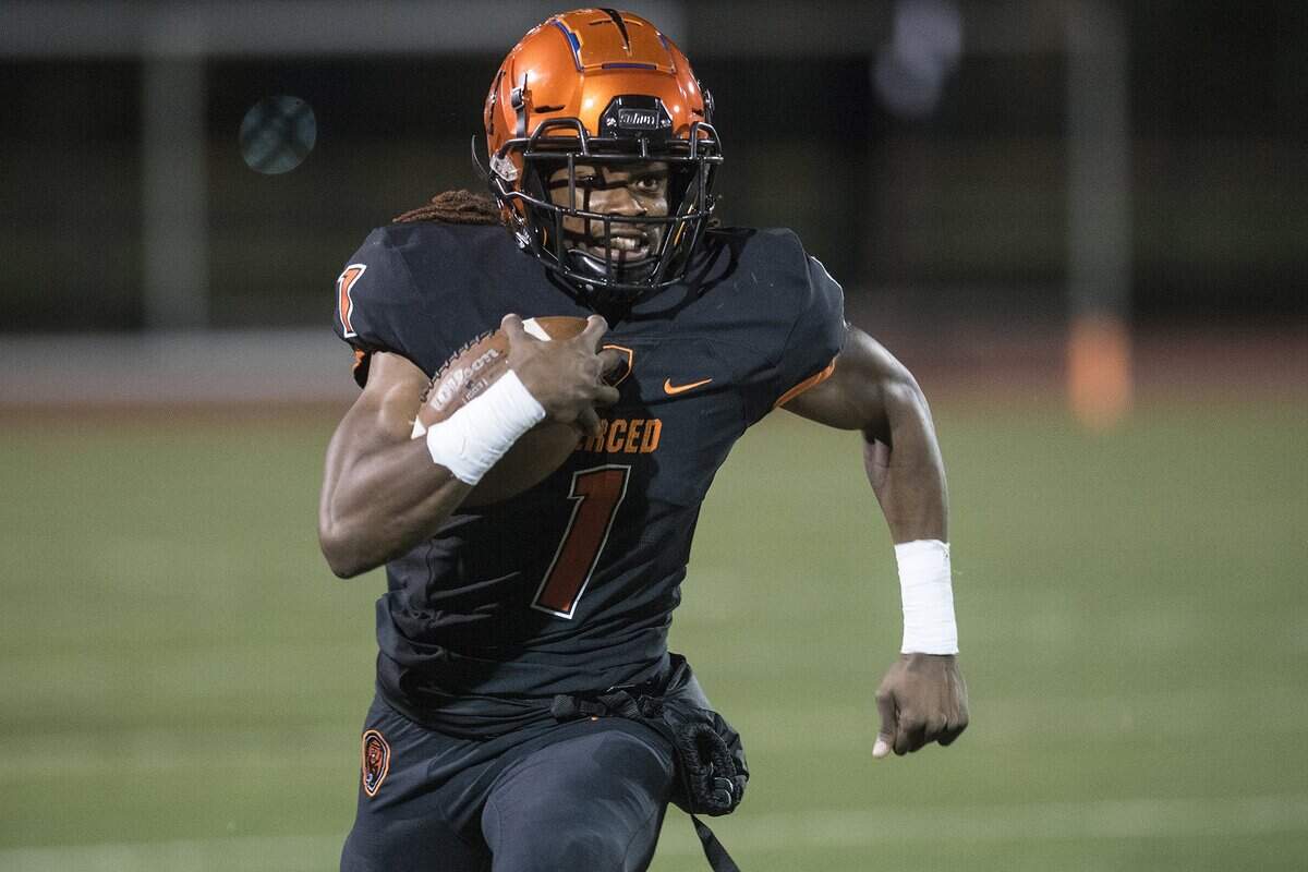 Merced senior quarterback Dhameer Warren (1) scrambles up the field during a game against Buhach Colony at Veterans Stadium in Merced, Calif., on Friday, Oct. 5, 2018. The Bears beat the Thunder 55-14.