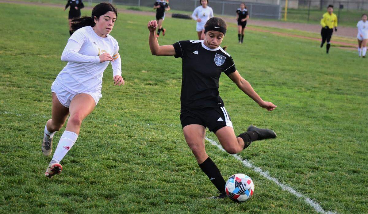 El Capitan High senior forward Anaya Shelton (right) fires a shot as Golden Valley’s Destiny Reyes looks on during a match on Friday, January 7, 2022 at El Capitan High School in Merced, Calif.