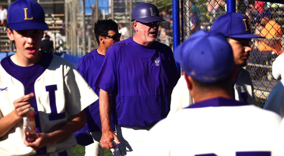 El entrenador de beisbol de Livingston High, Matt Winton, ha entrenado a su alma mater durante 31 años. También pasó 16 años ayudando a entrenar football y 15 años como entrenador de golf femenino de los Wolves.