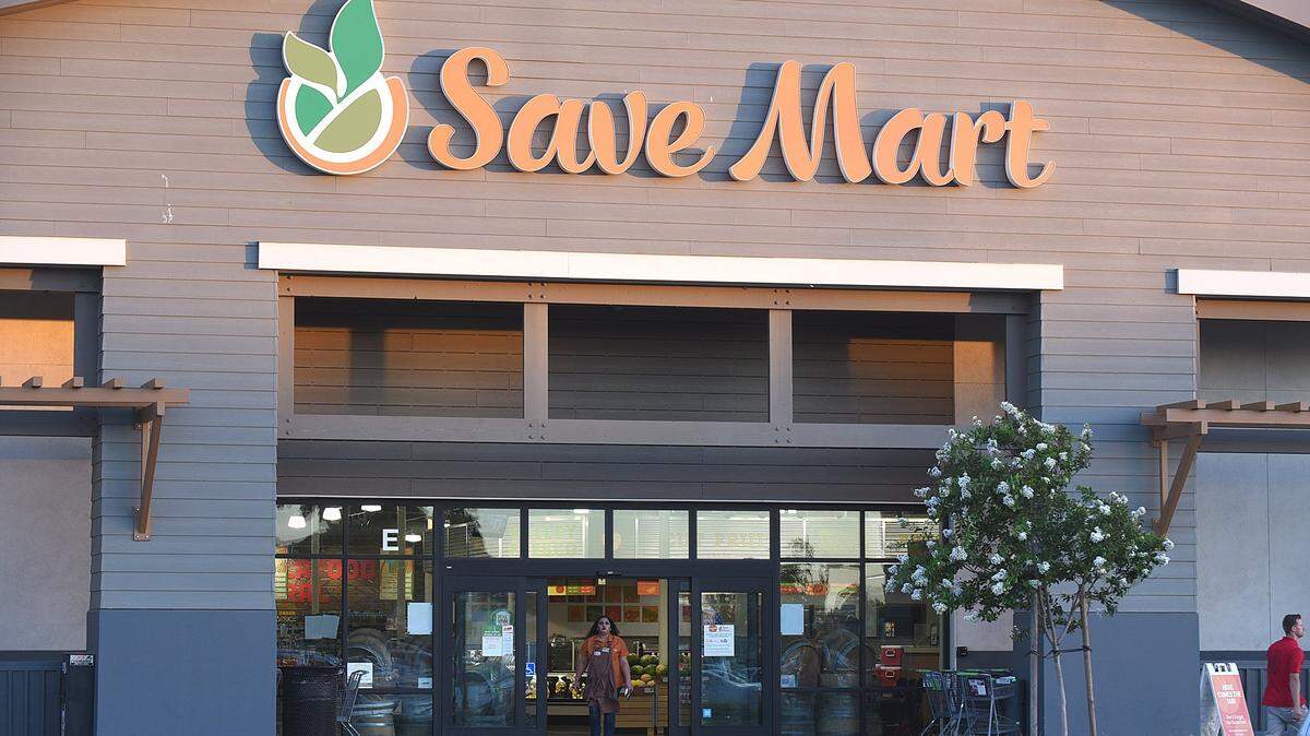 Save Mart Supermarket in Los Banos.