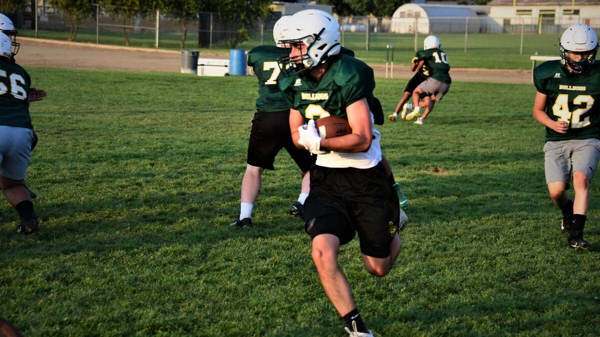 Le Grand’s Jermiah Lopez runs the ball during practice on Wednesday, Aug. 11, 2021.