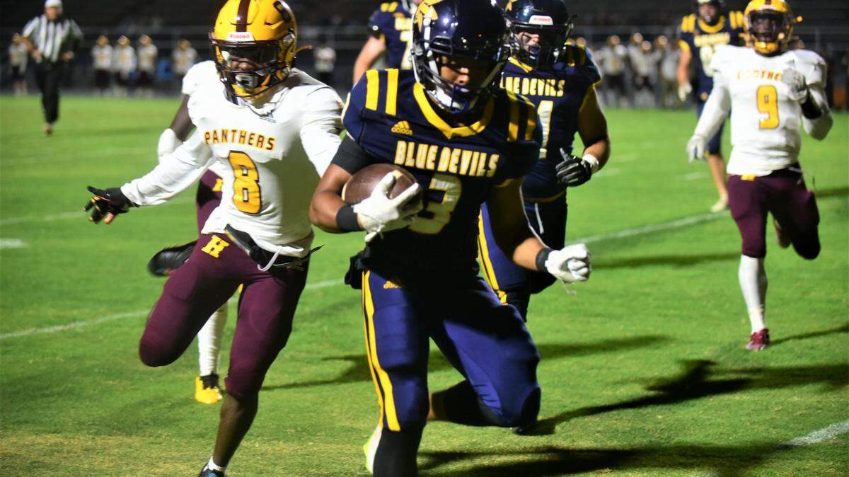 Merced College’s Isaiah Hidalgo scores on a 5-yard touchdown run in the first quarter during a 54-7 win over Hartnell College on Saturday, Oct. 1, 2022 at Merced College.
