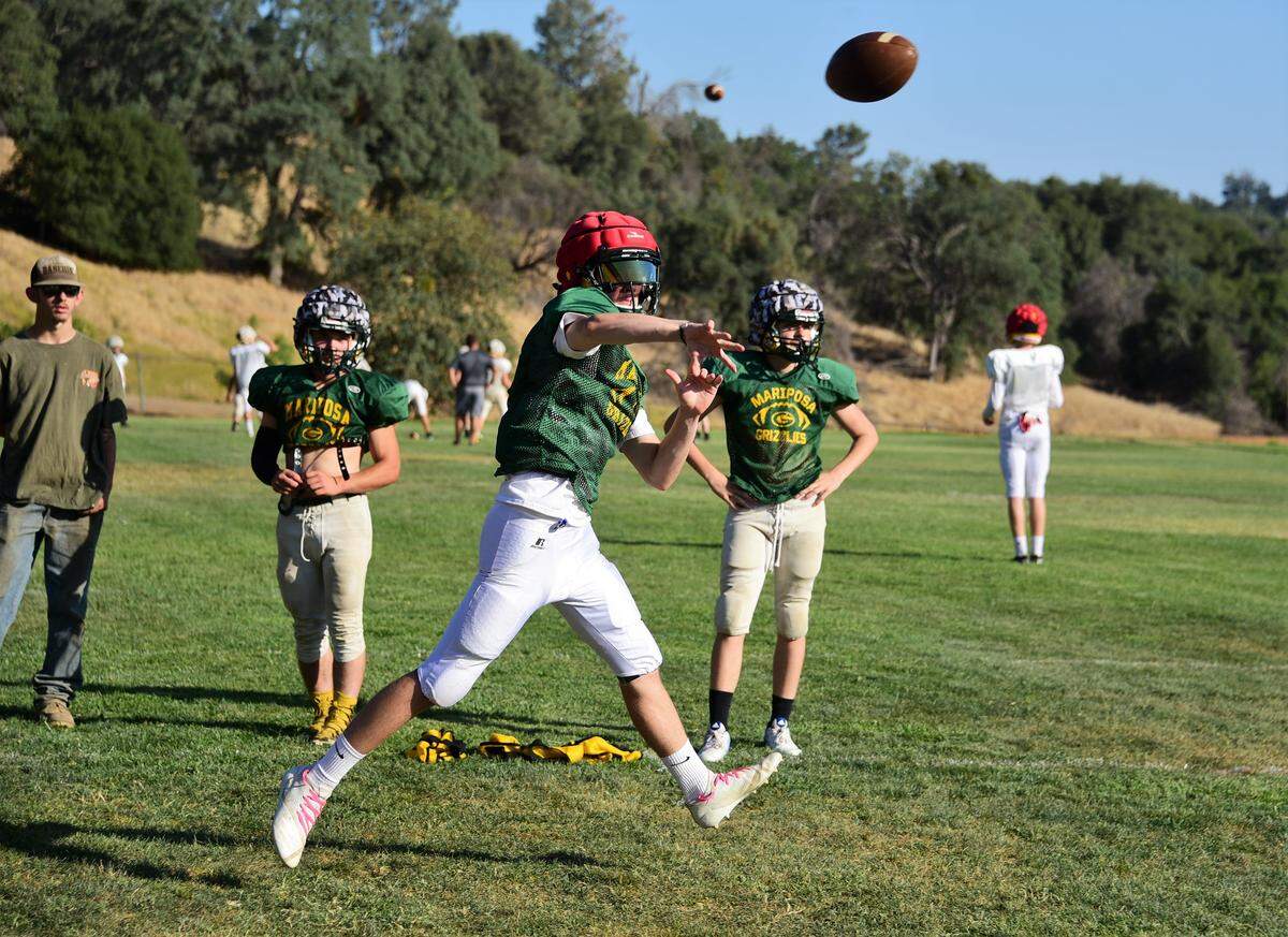 Mariposa sophomore Wyatt Green delivers a pass during a Grizzlies practice on Thursday, Aug. 8, 2019 at Mariposa High School.
