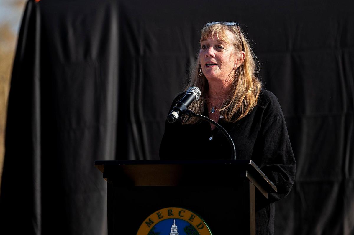 Toni McMillin habla sobre su difunto hijo, el capitán de Cal Fire Paul Rotondaro, durante una ceremonia de dedicación de una sección de la Highway 140 cerca de Gustine, la Paul Vincent Rotondaro Memorial Highway en el condado de Merced, California, el lunes 18 de septiembre de 2023. Rotondaro murió en una colisión de tráfico mientras estaba de servicio en el condado de Merced el 2 de octubre de 2019.