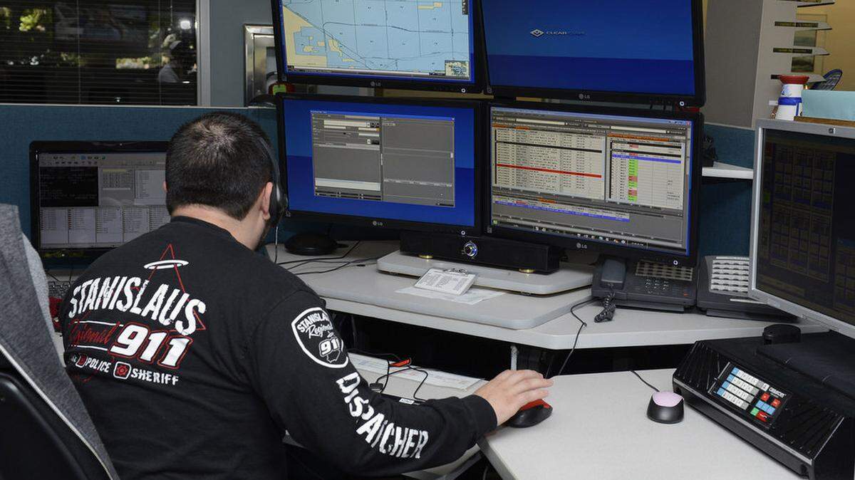 Un trabajador es fotografiado el 9 de mayo de 2014 en el centro regional de llamadas de emergencia al 911 de Stanislaus, en Modesto.