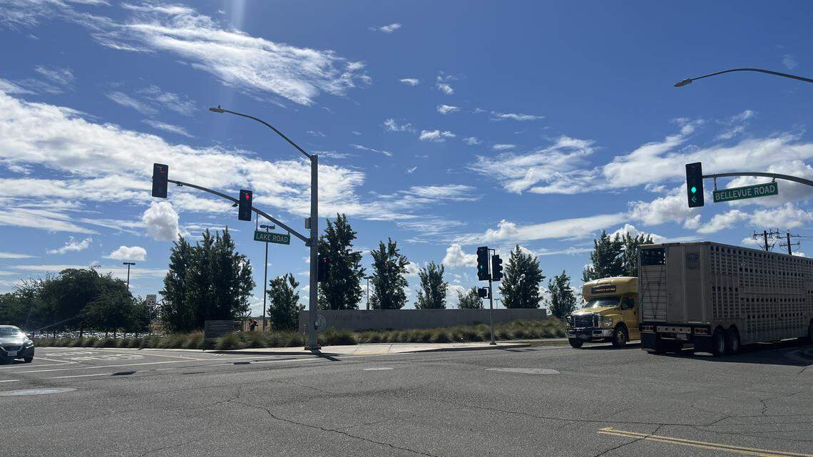 Photo of the intersection, signs with the street names are visible on both sides.