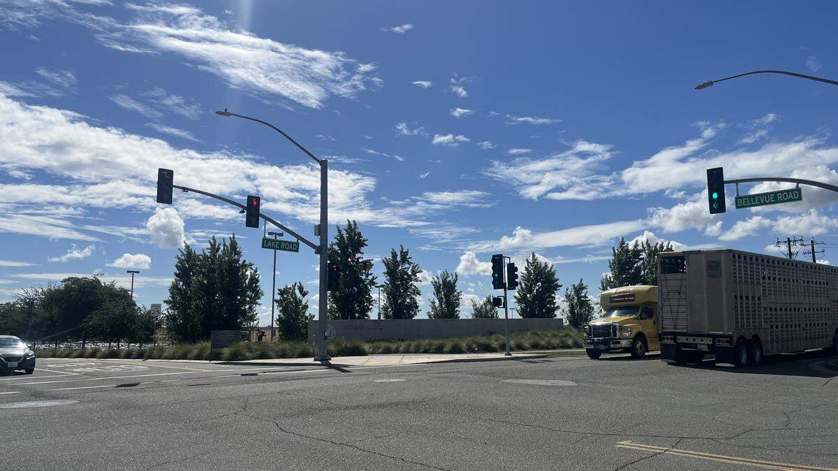 Photo of the intersection, signs with the street names are visible on both sides.