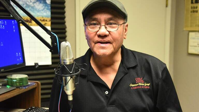 “Es un ícono”. Personalidad de la radio de Merced sigue fuerte después de 45 años en el aire