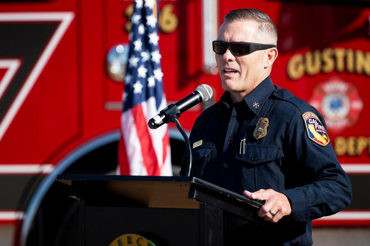 El jefe de la División de Cal Fire, Mark Pimentel, comparte recuerdos del fallecido capitán de Cal Fire Paul Rotondaro durante una ceremonia en la que se dedicó una sección de la Highway 140 cerca de Gustine, la Paul Vincent Rotondaro Memorial Highway en el condado de Merced, California, el lunes 18 de septiembre de 2023. Rotondaro murió en un choque de tráfico frontal mientras estaba de servicio con Cal Fire en el condado de Merced el 2 de octubre de 2019.