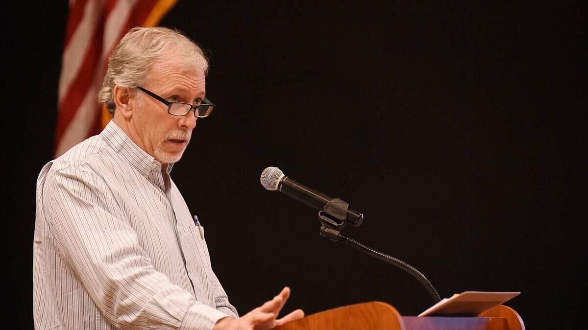 Los Banos Public Works Director Mark Fachin will retire later this month after holding the position for 13 years.