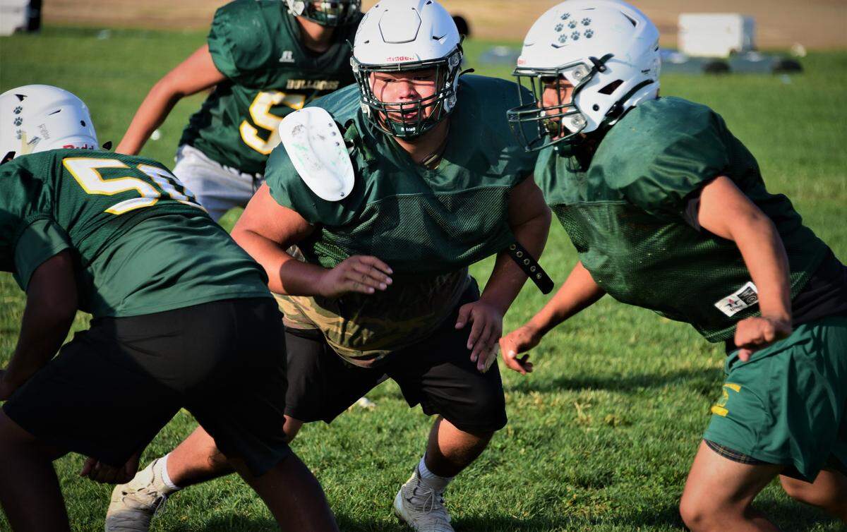 Le Grand High junior lineman Fermin Villegas (center) has been a dominant force for the Bulldogs this season.
