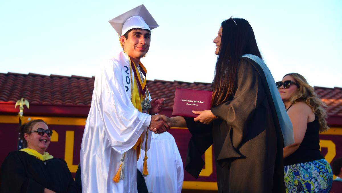 Joshua Pérez-Mendoza, graduado de Golden Valley High School, recibe su diploma durante la ceremonia de graduación de la escuela, el jueves 7 de junio de 2024.