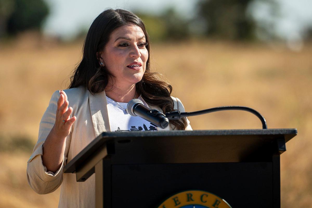 La asambleísta del estado de California Esmeralda Soria habla durante una ceremonia en la que hace entrega al Condado de Merced de $3.5 millones en fondos estatales para la construcción de un nuevo parque en la comunidad de Franklin-Beachwood del Condado de Merced, California, el martes 3 de octubre de 2023.