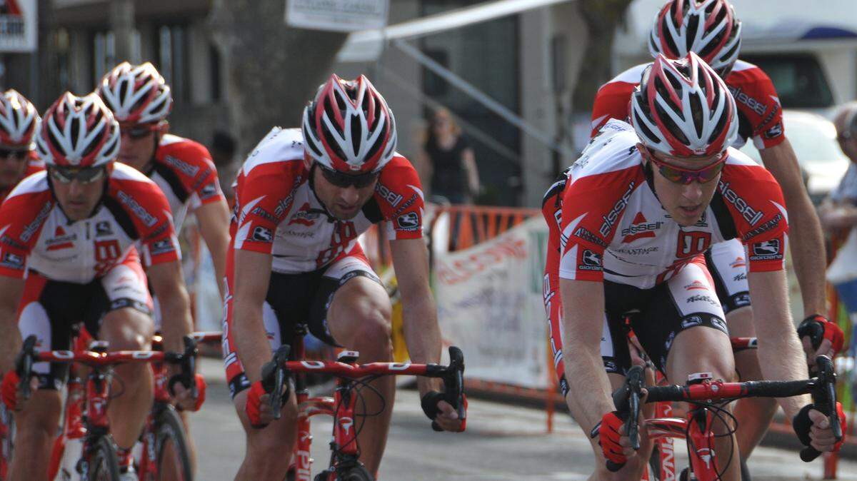 SUN-STAR PHOTO BY JESSE CHENAULT The Bissell team leads the pack Saturday during the MERCO Credit Union Cycling Classic in downtown Merced. The team led most of the race.
