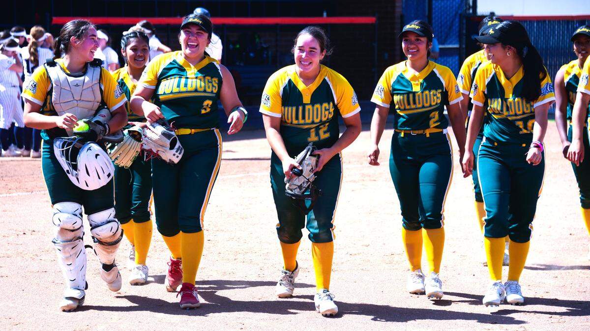 El equipo de softbol de Le Grand High celebra después de derrotar a Stone Ridge Christian 5-2 para ganar el campeonato de la División VI de la Sección Sac-Joaquín, el sábado 18 de mayo de 2024, en Cosumnes River College, en Sacramento, California.