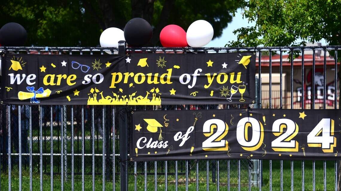 Preparatoria de Merced celebra graduación especial para alumno con raro cáncer